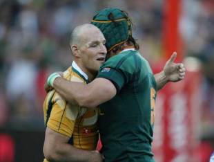 Wallaby skipper Stirling Mortlock congratulates Victor Matfield after South Africa's Tri Nations victory at Ellis Park, August 30 2008
