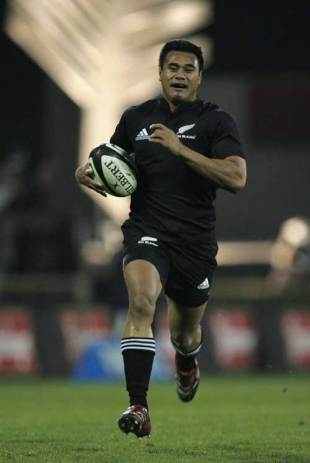 Isaia Toeava runs in to score a try during New Zealand's Tri Nations victory over Australia at Lancaster Park, July 8 2006