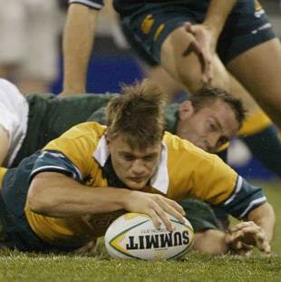 Ben Tune reaches out to score the opening try for Australia during a 38-37 Tri Nations win over South Africa at the Gabba, July 27 2002