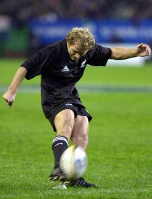Tony Brown lands a penalty during New Zealand's 12-3 Tri Nations win over South Africa at Newlands, July 21 2001