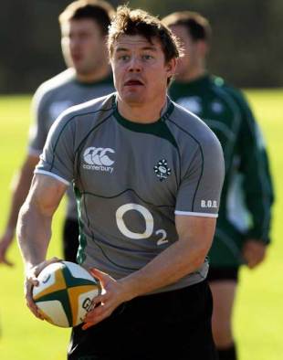 Brian O'Driscoll looks to throw a pass during an Ireland training session at Melbourne Harlequins Club in Melbourne, Australia on June 12, 2008.