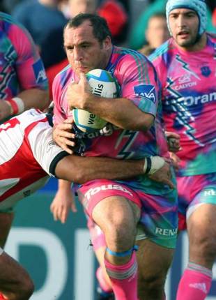Stade Francais's Rodrigo Roncero (C) and Juan Leguizamun (R) vie for the ball with Ulster's Kieron Dawson (L) during round one of the European Cup Rugby match at Ravenhill Grounds in Belfast, Northern Ireland on October 11, 2008.