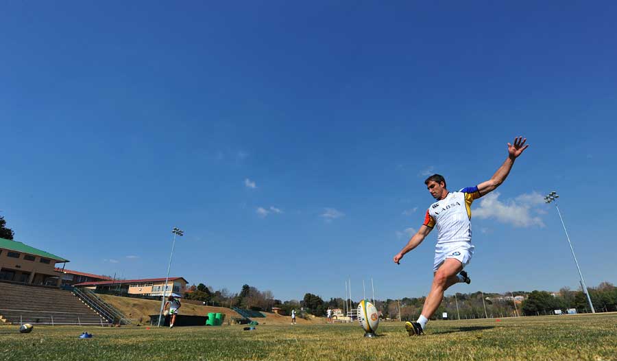 Ruan Pienaar goes for the posts during Springboks training
