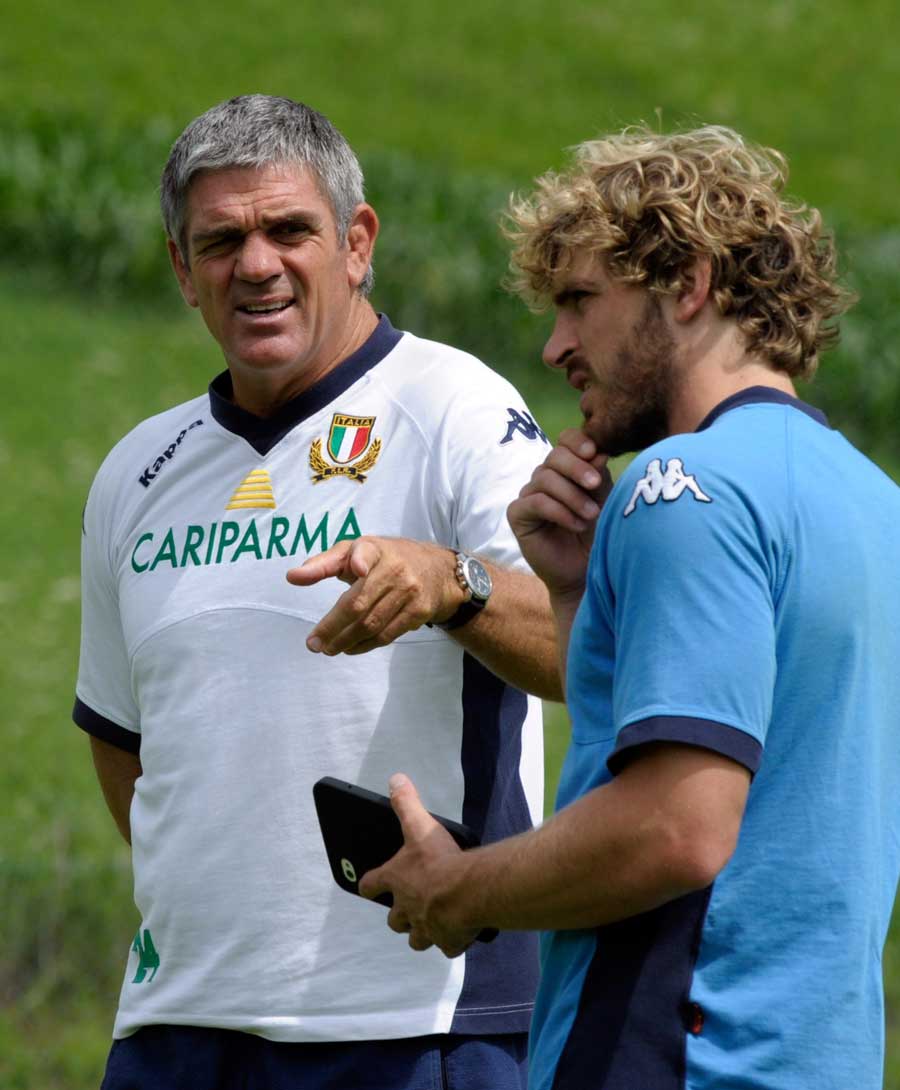 Italy coach Nick Mallett hands out instructions to Mirco Bergamasco