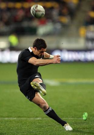 All Blacks fly-half Dan Carter goes for the posts, New Zealand v South Africa, Tri-Nations, Westpac Stadium, Wellington, New Zealand, July 30, 2011