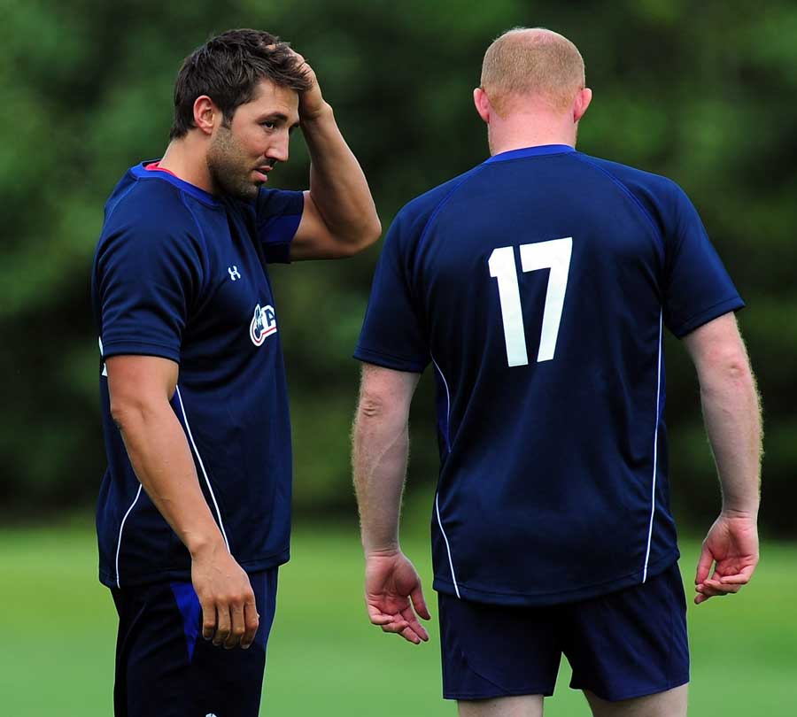 Wales' Gavin Henson chats to team-mate Martyn Williams