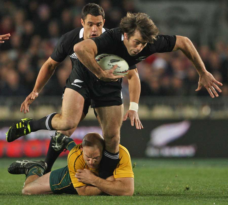 New Zealand's Conrad Smith stretches Australia's defence