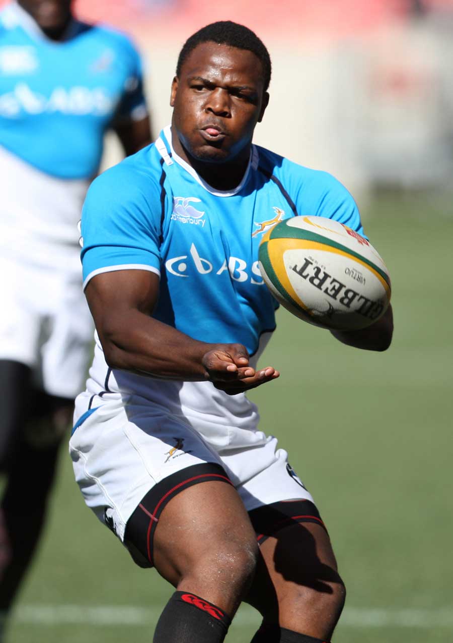 Springbok hooker Chiliboy Ralepelle looks to spin the ball on