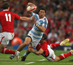 Argentina's Martin Rodriguez stretches the Wales defence, Wales v Argentina, Millennium Stadium, Cardiff, Wales, August 20, 2011