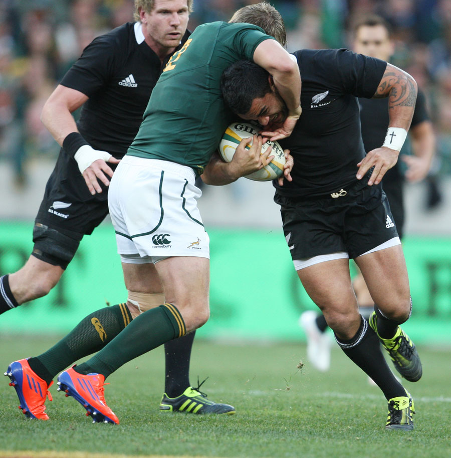 South Africa's Jean de Villiers tackles New Zealand's Jerome Kaino