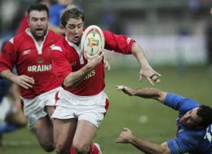 Shane Williams juggles the ball as he streaks through the Italian defence to score, Italy v Wales, Six Nations, Stadio Flaminio, February 12 2005.