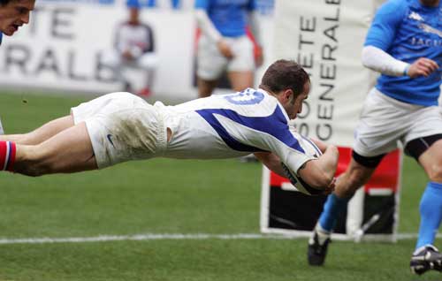 Frederic Michalak dives in for a try against Italy