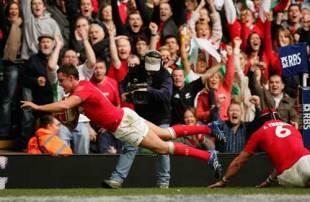 Lee Byrne finishes off a backs move in the corner with a diving score, Wales v Italy, Six Nations, Millennium Stadium, February 23 2008.