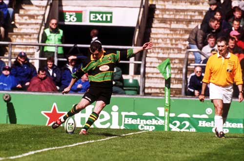 Paul Grayson kicks for goal against Munster