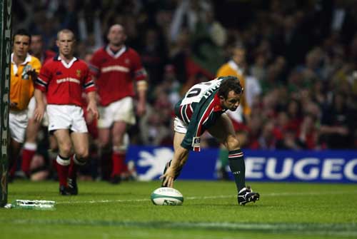Leicester Tigers fly-half Austin Healey dots the ball down for a try