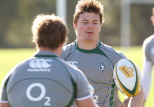 Brian O'Driscoll (2/L) flicks a pass out during training, in Melbourne on June 12, 2008. Ireland meet Australia in a Test match to be played on June 14.