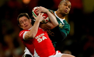 Wales winger Shane Williams goes up for a high ball with JP Pietersen 
