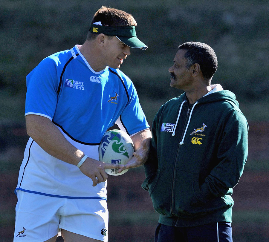 Springboks captain John Smit chats to coach Peter de Villiers
