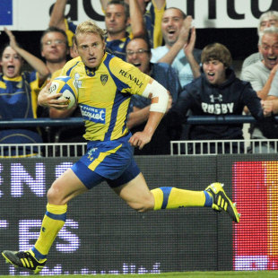 Clermont Auvergne winger Brent Russell races clear to score, Clermont Auvergne v Bordeaux, French Top 14, Stade Marcel Michelin, Clermont-Ferrand, France, September 9, 2011 