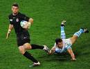 England's Ben Foden evades the tackle of Nicolas Vergallo