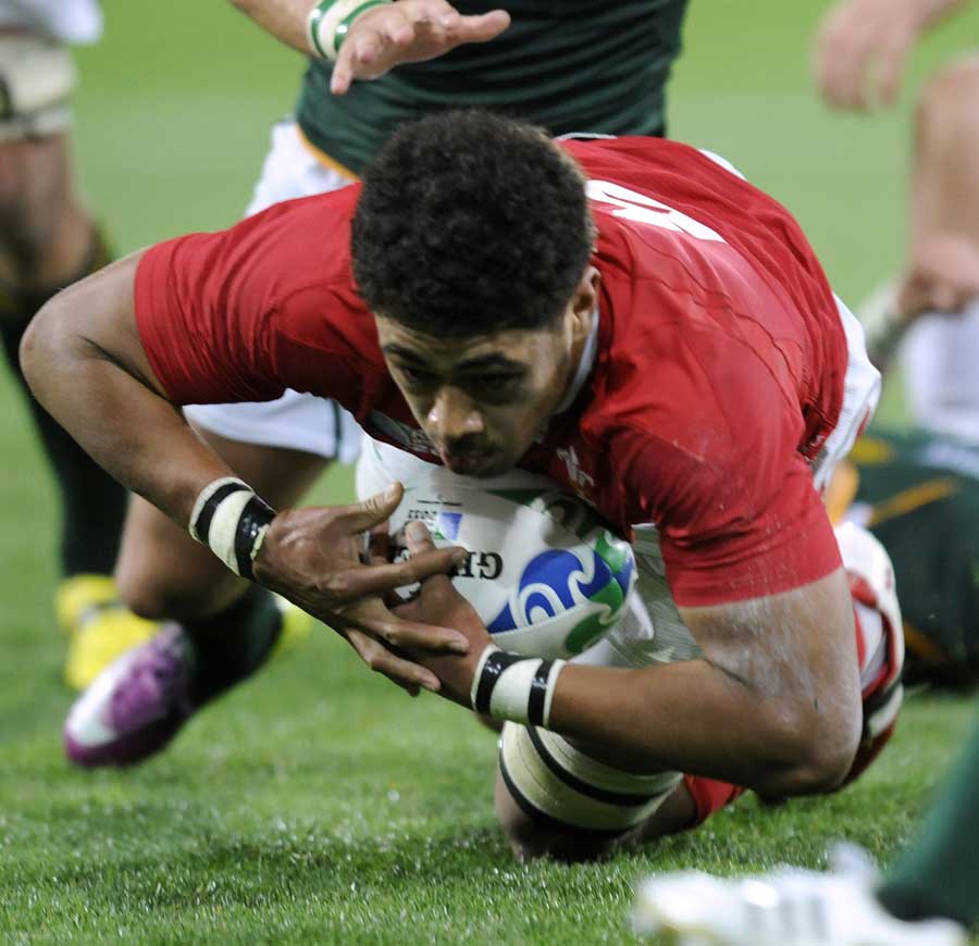 Wales' Toby Faletau dives for the line