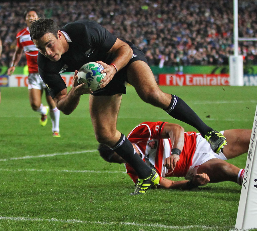 New Zealand's Richard Kahui closes in on a try