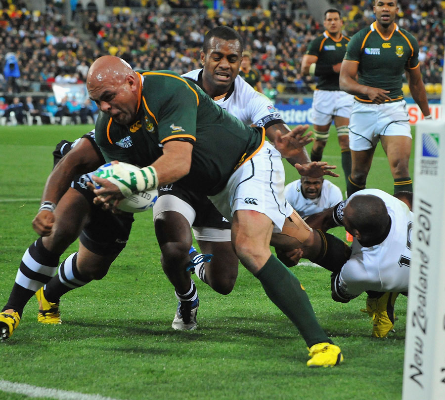 South Africa's Gurthro Steenkamp closes in on a try