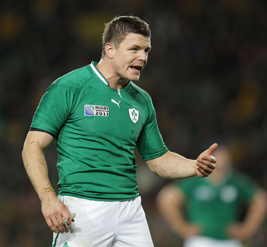 Ireland captain Brian O'Driscoll issues instructions