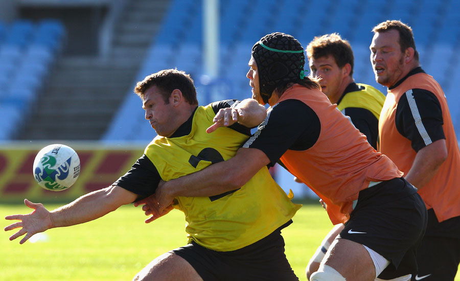 Lee Mears stretches for the ball during England training, Carisbrook , Dunedin, New Zealand, September 20, 2011