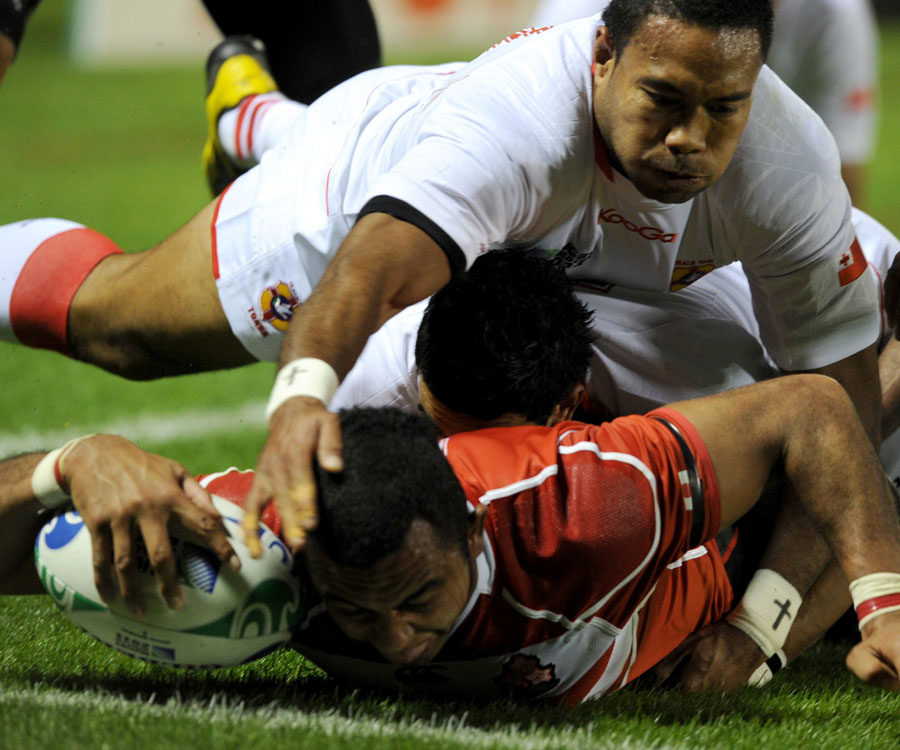 Japan flanker Michael Leitch stretches out to score
