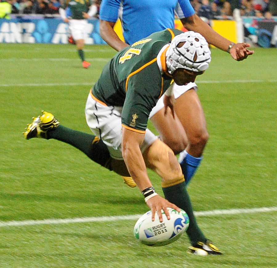 South Africa's Gio Aplon dots the ball down for his side's opening try