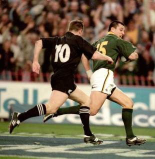 Thinus Delport outpaces Andrew Mehrtens to score during the Tri Natiosn clash between South Africa and New Zealand at Ellis Park, August 19 2000