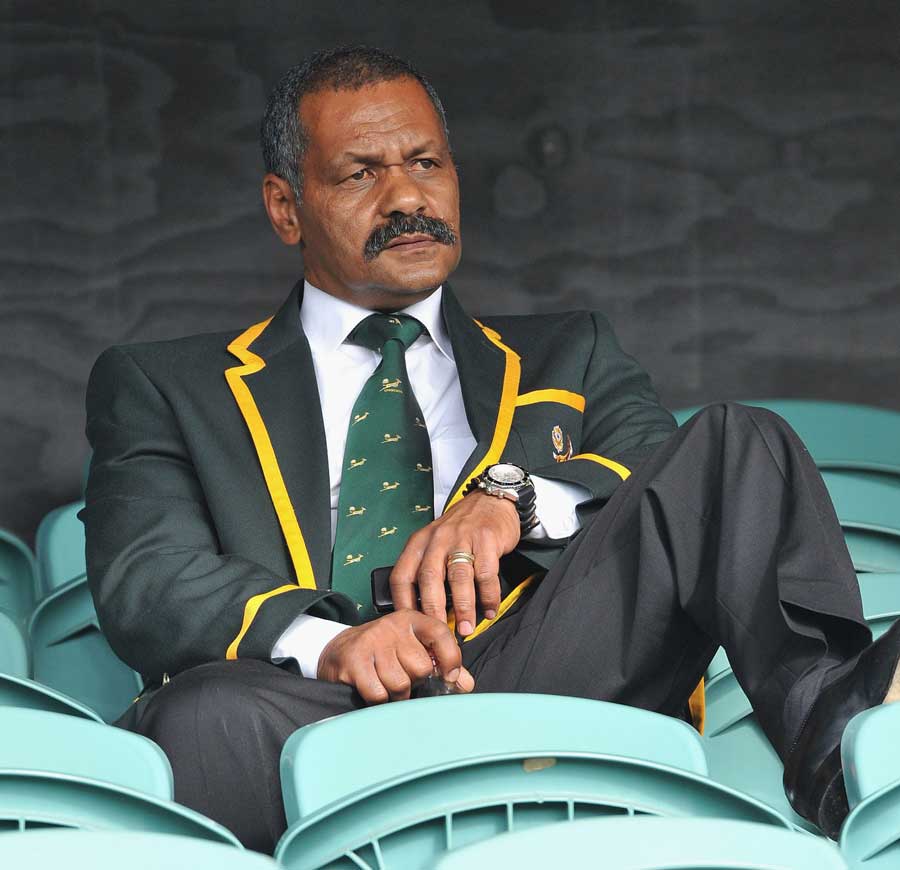 Boks coach Peter de Villiers watches on while his side train