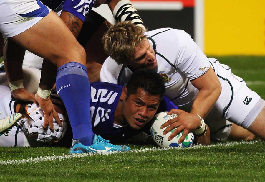 Samoa's George Stowers stretches across the line 