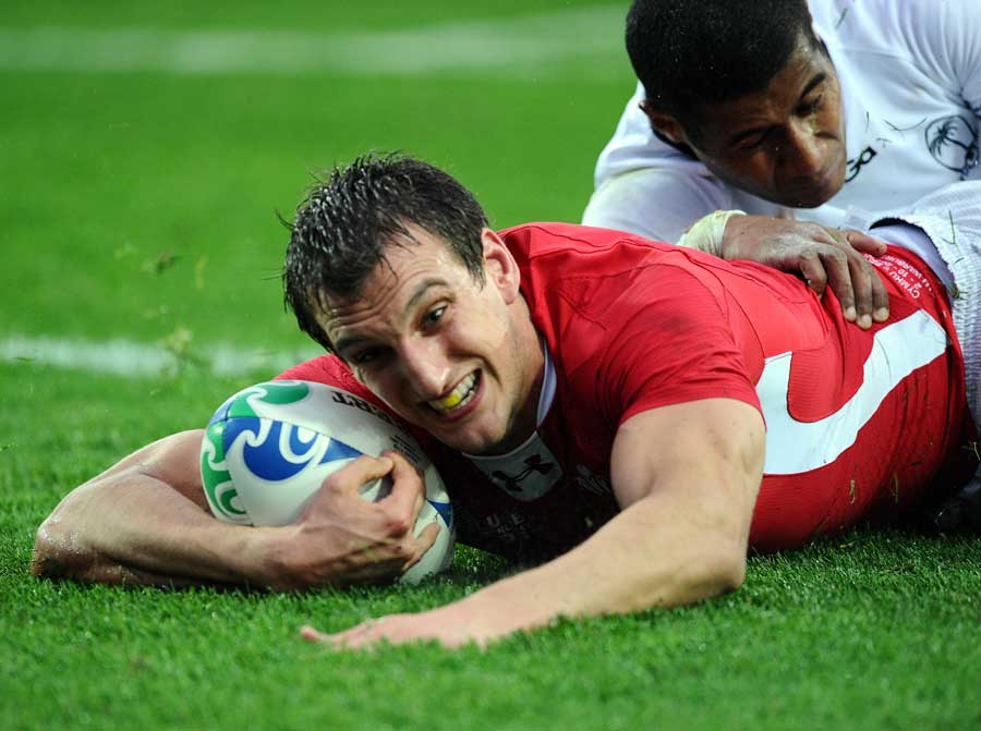 Captain Sam Warburton puts Wales into the quarter-finals with the fourth score of the first-half