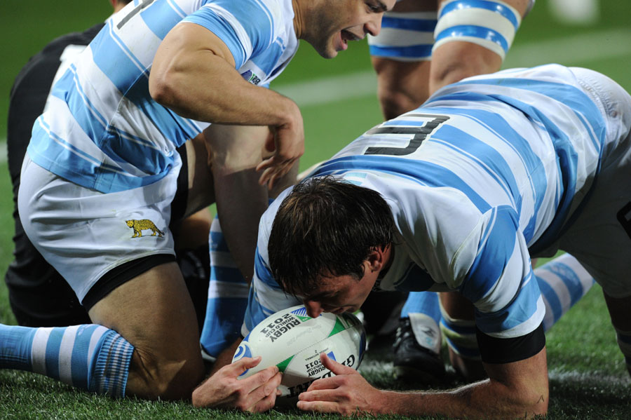 Argentina's Julio Farias Cabello grounds the ball for a try