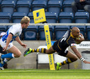 Wasps' Tom Varndell dives over to score