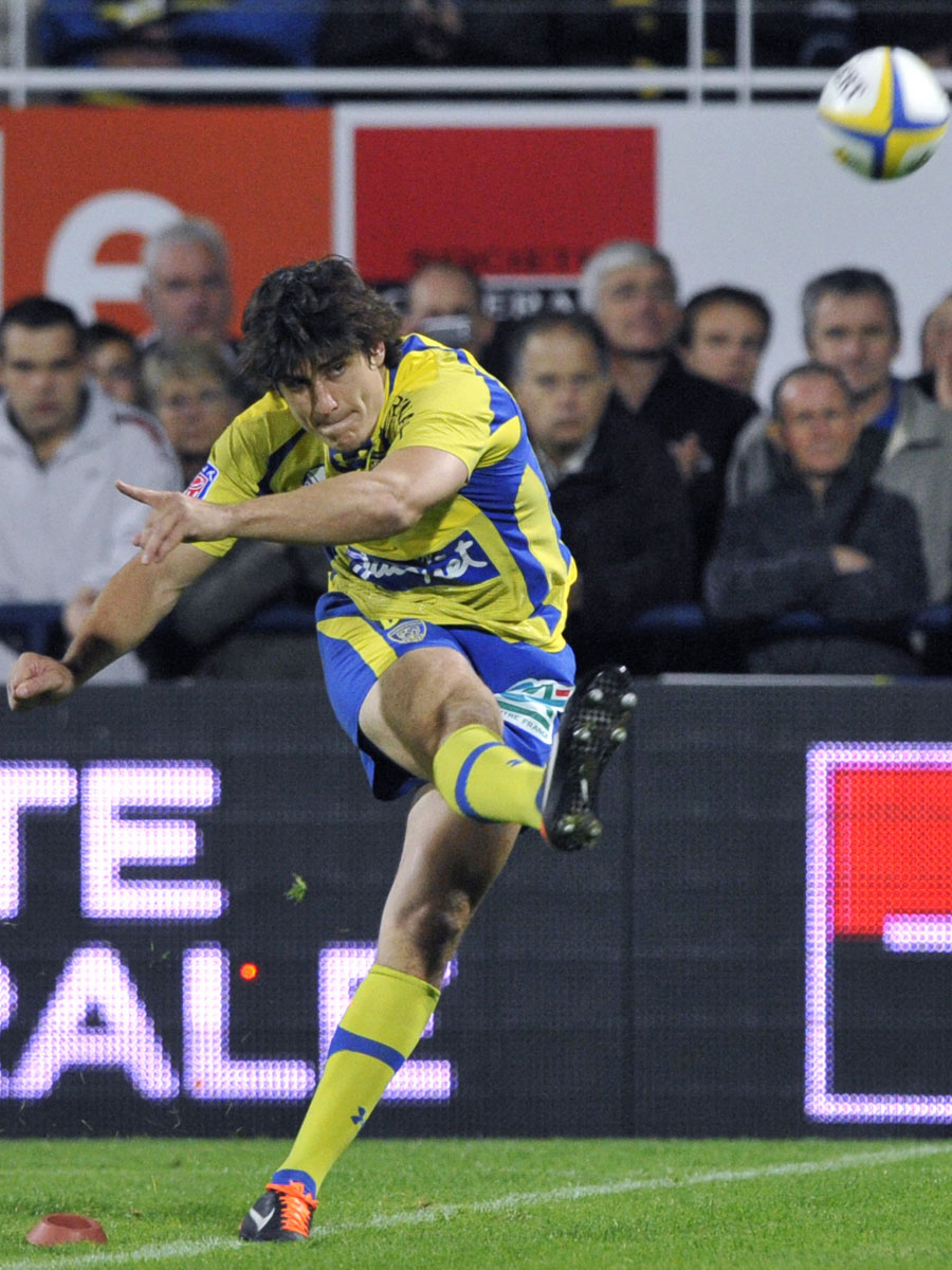 Clermont Auvergne's David Skrela kicks for goal