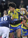 Clermont Auvergne's David Skrela looks to offload a pass