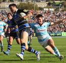 Bath's Matt Banahan gets away from Worcester's Ollie Hayes for the try