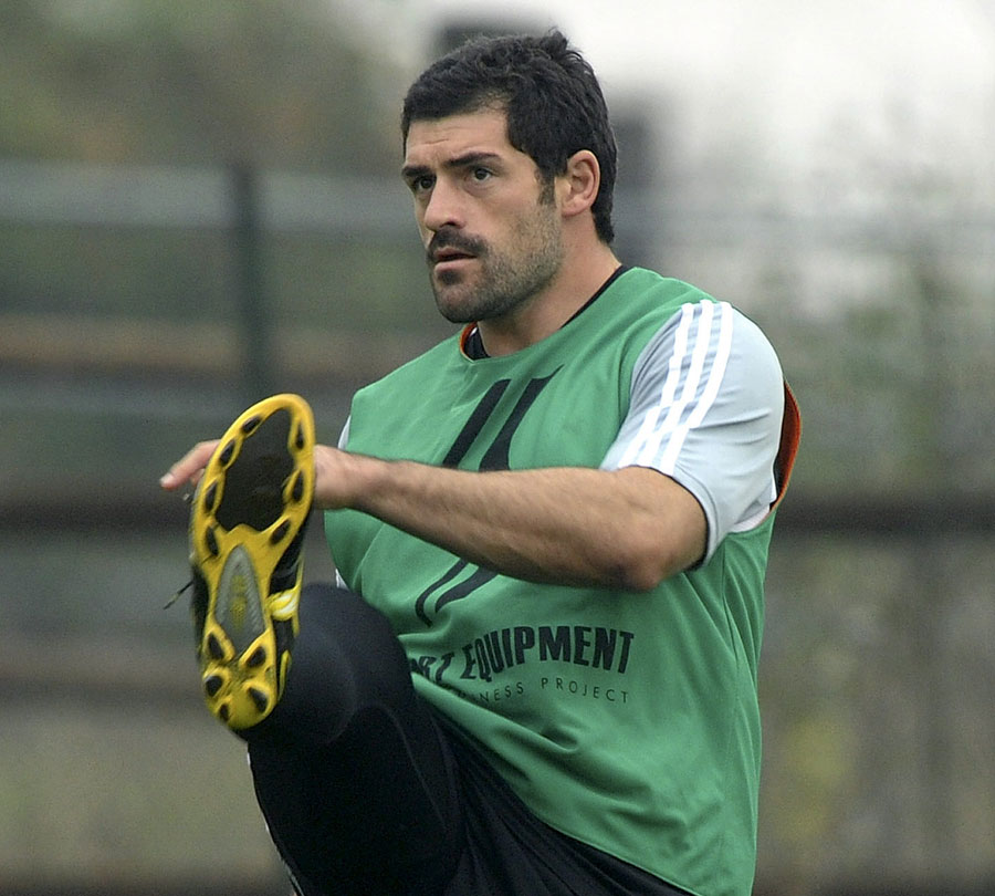 Aironi's Andrea Masi puts boot to ball in training