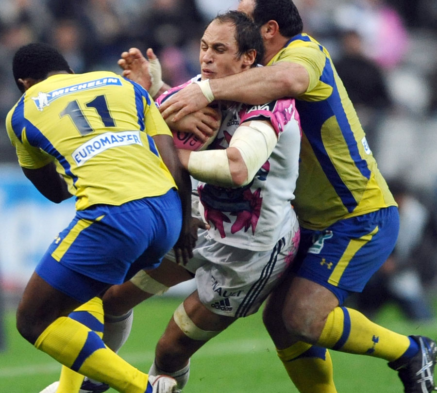 Stade Francais' Sergio Parisse is shackled by the Clermont Auvergne defence