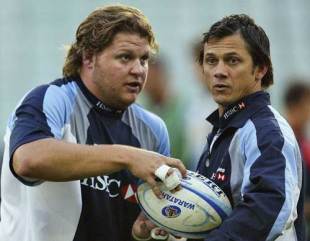 Matt Dunning (L) of the Waratahs is watched by Waratahs defence coach Les Kiss during the Waratahs public training session at Aussie Stadium May 24, 2005 in Sydney, Australia.