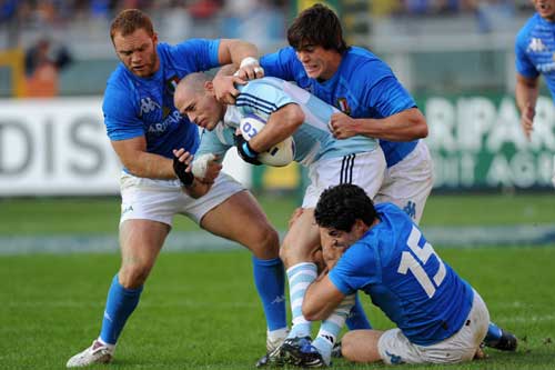 Felipe Contepomi vies with the Italy defence