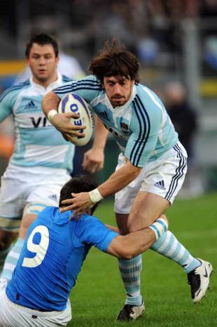 Try-scorer Rafael Carballo goes past Pablo Canavosio during Argentina's win over Italy at the Stadio Olimpico, November 15 2008