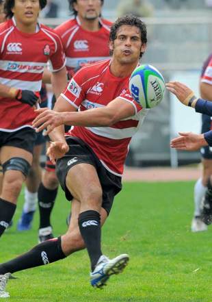 Japan's Ryan Nicholas (C-L) passes the ball during the South Korea versus Japan inaugural match of the Asian Five Nations rugby tournament in Incheon on April 26, 2008. 