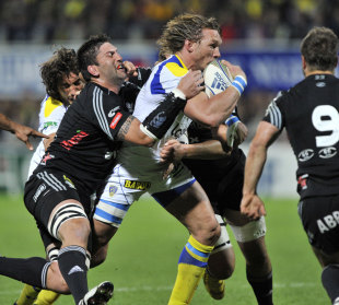 Clermont's Gerhard Vosloo attracts the Aironi defence, Clermont Auvergne v Aironi, Heineken Cup, Stade Marcel Michelin, Clermont-Ferrand, France, November 18, 2011