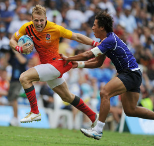 Nick Royle breaks clear during England's defeat to Samoa in the Plate sem-final, HSBC Sevens World Series, Gold Coast, Australia, November 26, 2011.