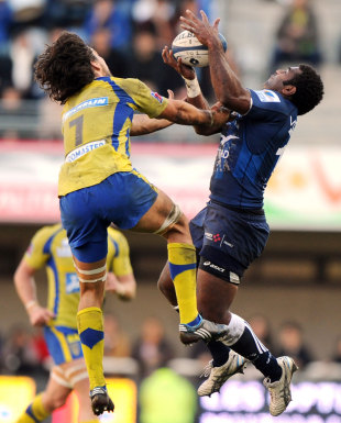 Clermont's Julien Bardy and Montpellier's Timoci Nagusa compete for a high ball, Montpellier v Clermont Auvergne, Top 14, Stade Yves du Manoir, Montpellier, France, November 26, 2011
