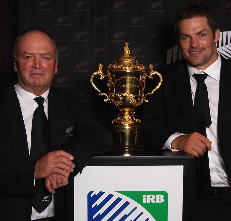 Graham Henry and Richie McCaw pose with the World Cup at the NZRU awards